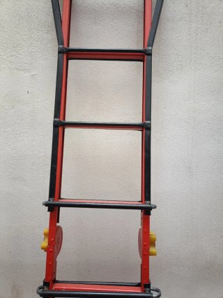 Escalera multiusos de acero rojo