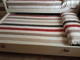 Habitación juvenil: cama, escritorio y estanterías