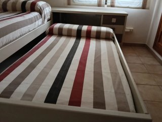 Habitación juvenil: cama, escritorio y estanterías