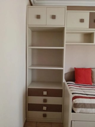 Habitación juvenil: cama, escritorio y estanterías