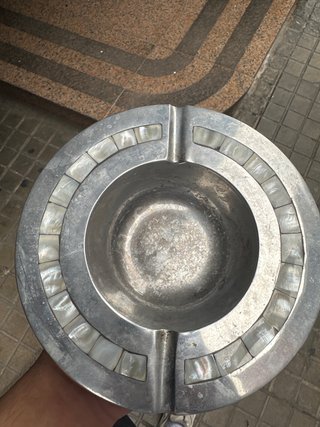 Cenicero de aluminio con incrustaciones
