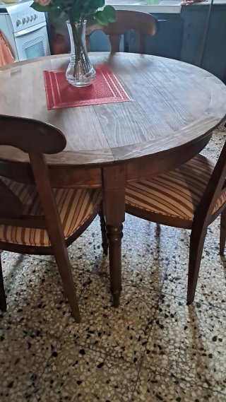 Mesa redonda madera maciza,110cm. Con 4 sillas