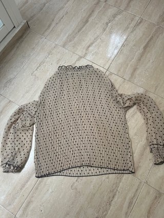 Blusa de lunares beige y negra