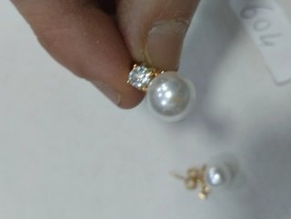 L604 Orecchini perla e zirconi acciaio inox dorato