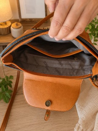 Bolso con asa y para colgar color mostaza y dorado