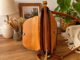 Bolso con asa y para colgar color mostaza y dorado