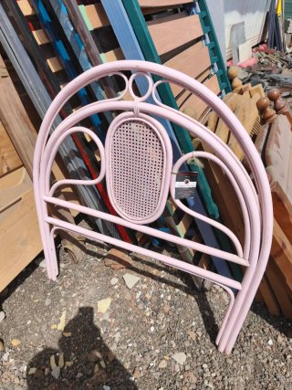 Cabecero de bambú y ratán rosa