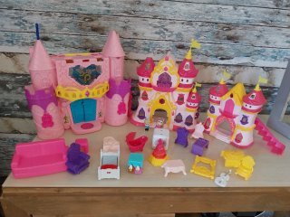 Lote 3 castillos y accesorios de juguete