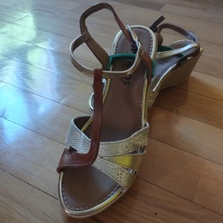 Sandalias cuña marrón y doradas