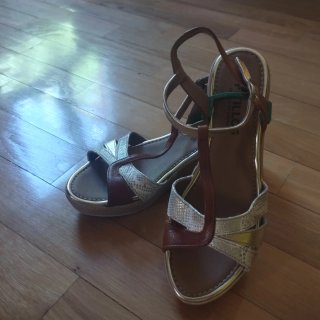 Sandalias cuña marrón y doradas