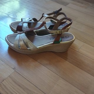 Sandalias cuña marrón y doradas