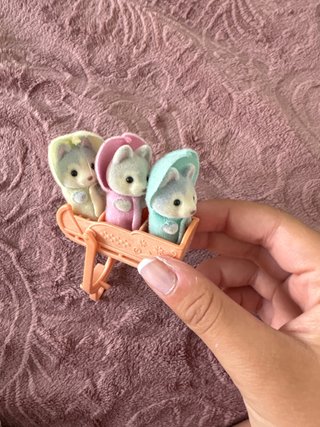 3 Muñequitos sylvanian family en Carro beise