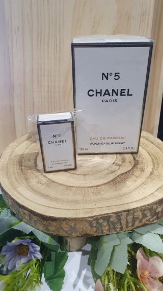 Coppia di profumi con fragranza originale.