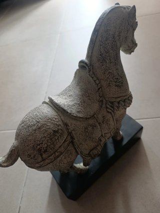 Caballo de resina con peana