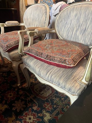 Dos sillones isabelinos tapizados