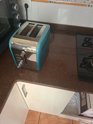 Tostadora azul y cromada
