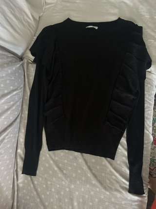 Blusa negra con volantes