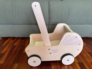 Carrozza in legno per neonati rosa