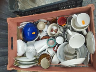 Tazas y platos de cerámica y porcelana
