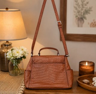 Bolso con correa ajustable y asa