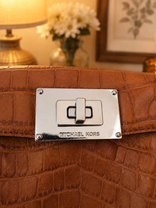 Bolso con correa ajustable y asa
