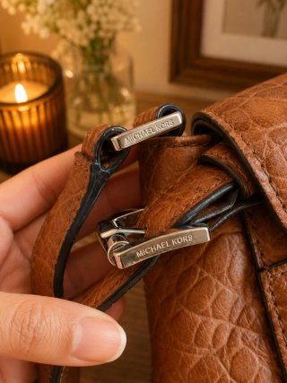 Bolso con correa ajustable y asa