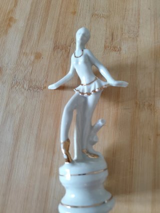 Statua ballerina in ceramica dorata