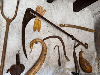 Antigüedades: Herramientas y Calabazas