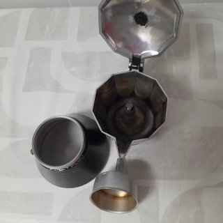 Cafetera italiana negra JATA de 6 tazas