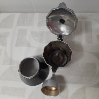 Cafetera italiana negra JATA de 6 tazas