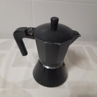 Cafetera italiana negra JATA de 6 tazas