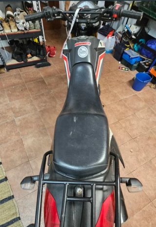 Moto Enduro/Off-Road Negra y Gris