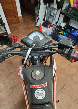 Moto Enduro/Off-Road Negra y Gris