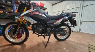 Moto Enduro/Off-Road Negra y Gris