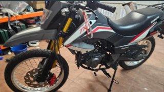 Moto Enduro/Off-Road Negra y Gris