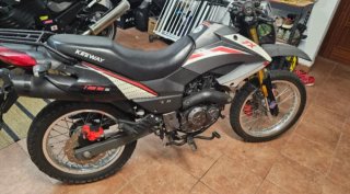 Moto Enduro/Off-Road Negra y Gris