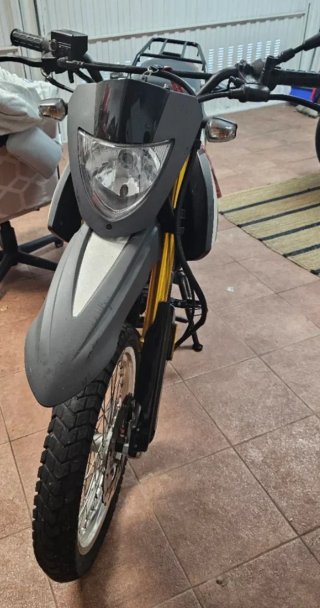 Moto Enduro/Off-Road Negra y Gris