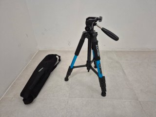 Trípode azul para cámara