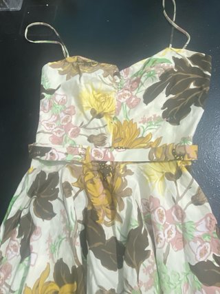Vestido Zara floral con cinturón