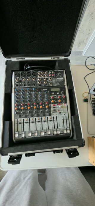 Mesa de mezclas Behringer Xenyx QX1204USB con fund