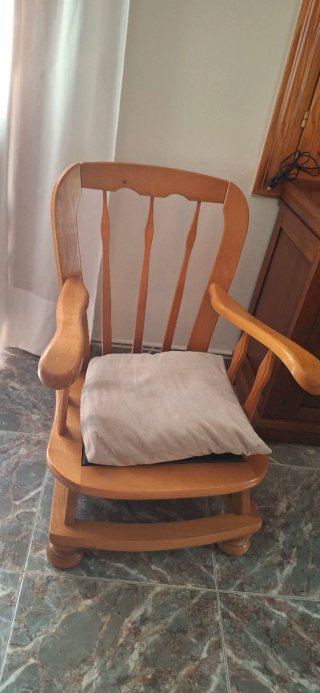 Mecedora de madera con asiento verde de piel