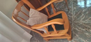Mecedora de madera con asiento verde de piel