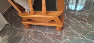 Mecedora de madera con asiento verde de piel