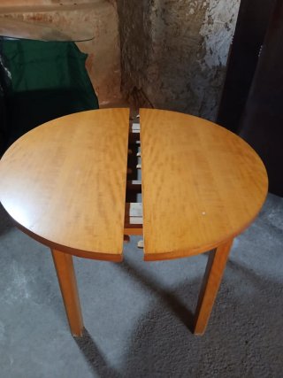 Mesa redonda de madera y cristal