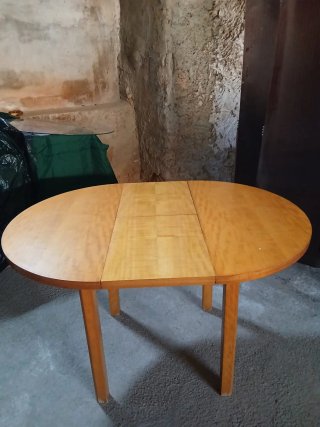 Mesa redonda de madera y cristal