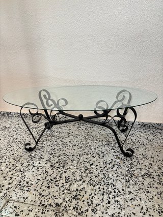 Mesa de cristal con base metálica
