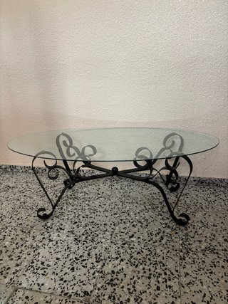 Mesa de cristal con base metálica