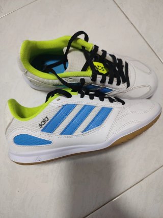 Tenis Fútbol Sala Adidas Talla 35 sin estrenar.