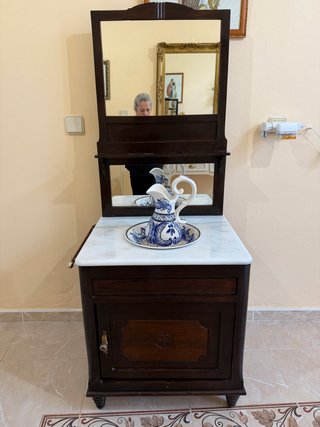 Lavabo antiguo de madera y mármol