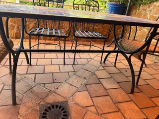 Mesa de forja y azulejos hecha a mano